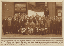 872753 Groepsportret van de leden van de Utrechtsche Hengelaarsvereeniging V.I.O.S., bij de viering van het 5-jarig ...